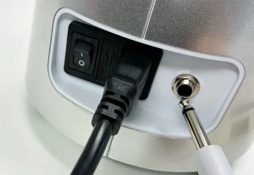 水素温浴器に電源プラグを差し込むイメージ画像