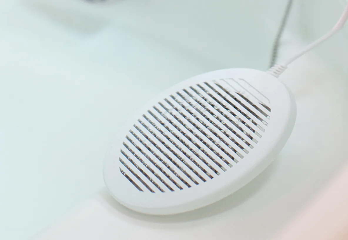 水素温浴器のお湯に電極を入れるイメージ画像