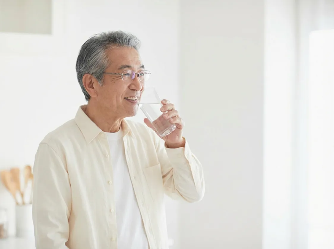 水を飲む男性の画像