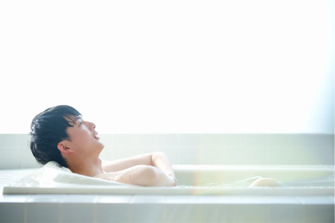 水素風呂を楽しむ男性の画像