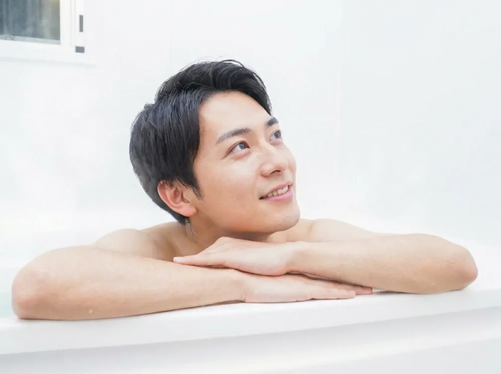 水素風呂に入浴している男性の画像