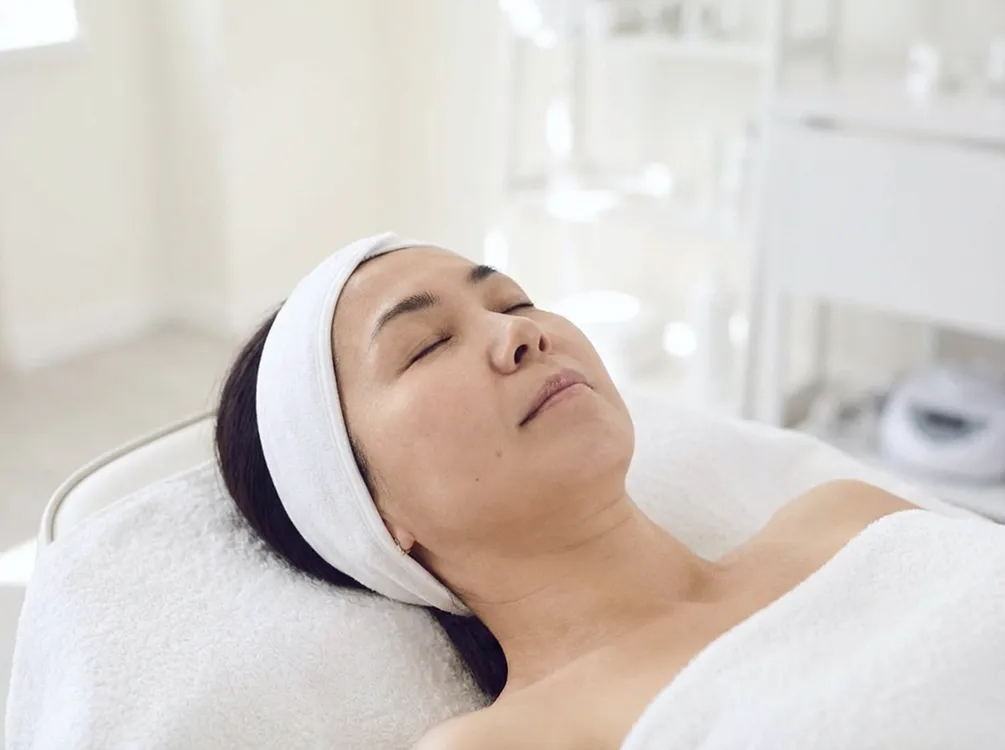 横になって水素ガス生成器を使用している女性の画像