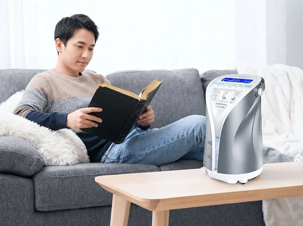 自宅でくつろぐ男性の画像